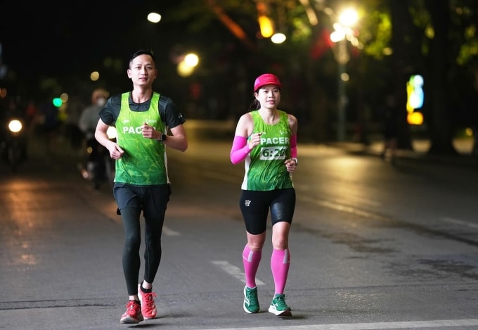 Chị Thùy Dương (phải) trong một buổi chạy cùng CLB Long Distance Runners. Ảnh: Long Distance Runners