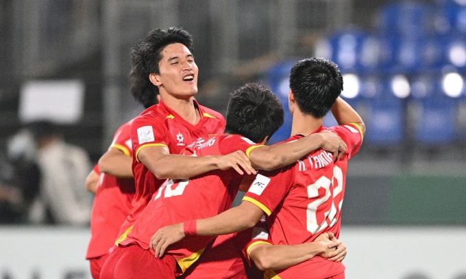 Cầu thủ ôm nhau chia vui sau trận Việt Nam thắng Hàn Quốc ở trận tranh giải ba U23 châu Á trên sân King Abdullah Sports City Hall, thành phố Jeddah, Arab Saudi tối 23/1/2026. Ảnh: AFC