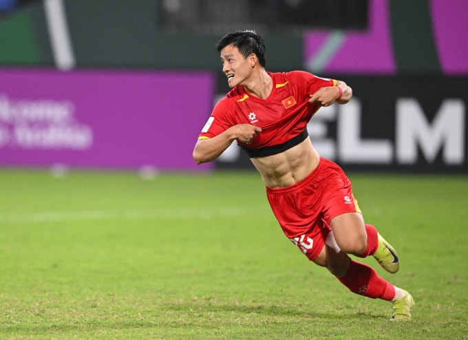 Nguyễn Thanh Nhàn mừng khi sút thành công lượt luân lưu thứ bảy đem về chiến thắng cho Việt Nam. Ảnh: AFC