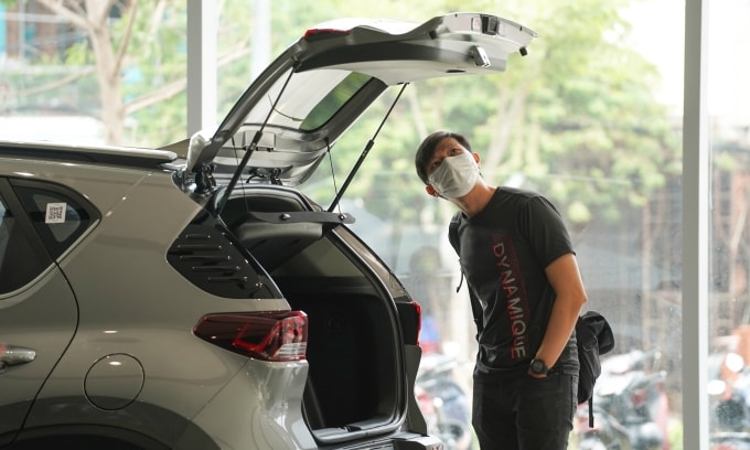 Khách hàng tham khảo một mẫu xe ở đại lý Kia ở TP HCM. Ảnh: Thành Nhạn