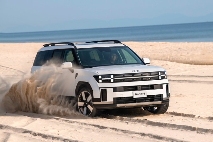 Mẫu Santa Fe thế hệ mới lăn bánh ở Việt Nam. Ảnh: Hyundai Thành Công
