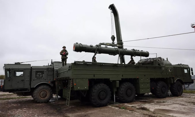 Quân nhân Nga nạp tên lửa hành trình lên bệ phóng của tổ hợp Iskander trong diễn tập tại Kaliningrad tháng 10/2023. Ảnh: BQP Nga