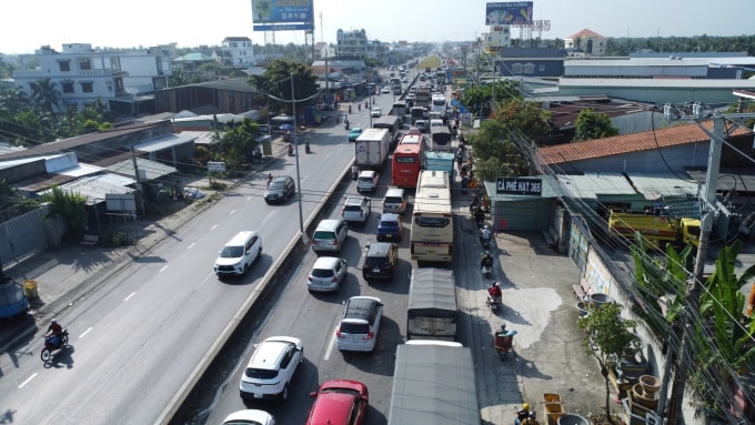 Ô tô xếp hàng nối dài tại nút giao ngã tư Đồng Tâm. Ảnh: Hoàng Nam