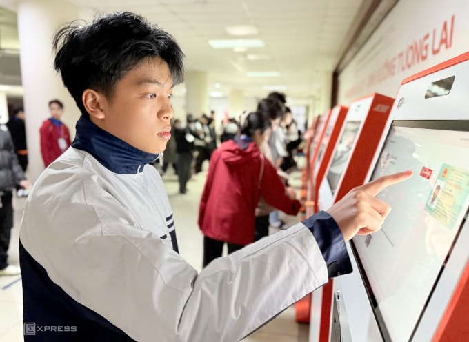 Thí sinh check in tự động tại điểm thi đánh giá tư duy. Ảnh: Dương Tâm