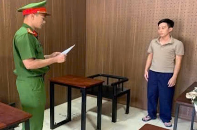 Hưng bị Cảnh sát đọc lệnh bắt tạm giam. Ảnh: Thái Hà