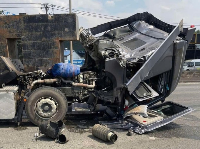 Cabin xe đầu kéo bẹp rúm. Ảnh: Thái Hà