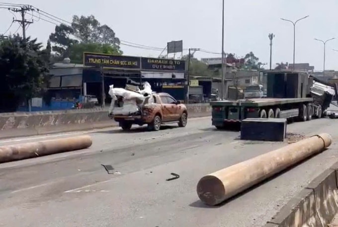Nhiều cột bê tông cùng thùng sắt rơi xuống đường sau vụ tai nạn. Ảnh: Thái Hà