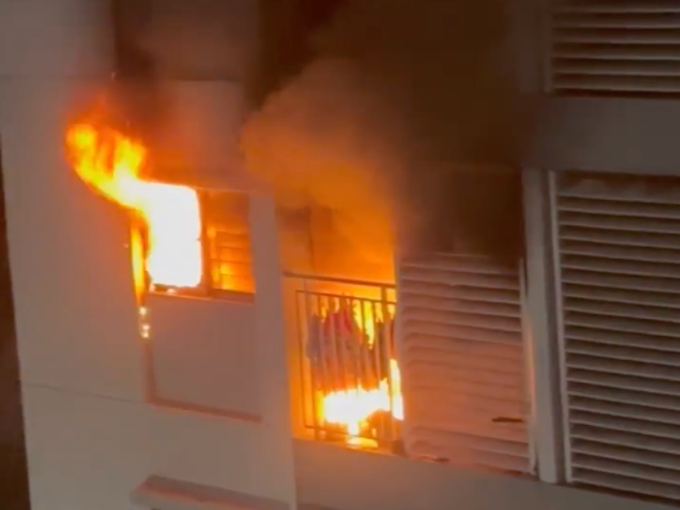 Căn hộ xảy ra cháy khiến ba mẹ con bị thương. Ảnh: Minh Bằng