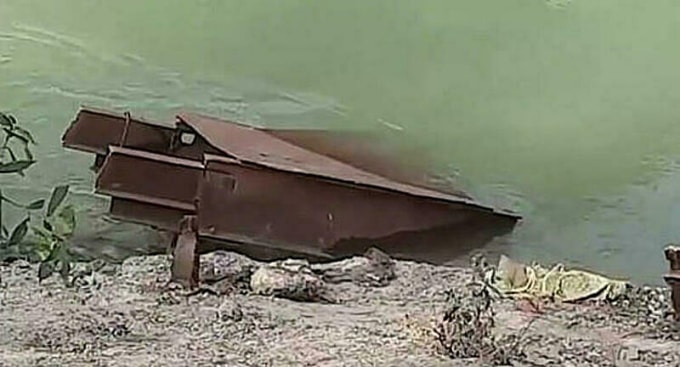 Phần thép còn lại của cây cầu 10 tấn bị cưa trộm ở bang Chhattisgarh của Ấn Độ. Ảnh: India Today