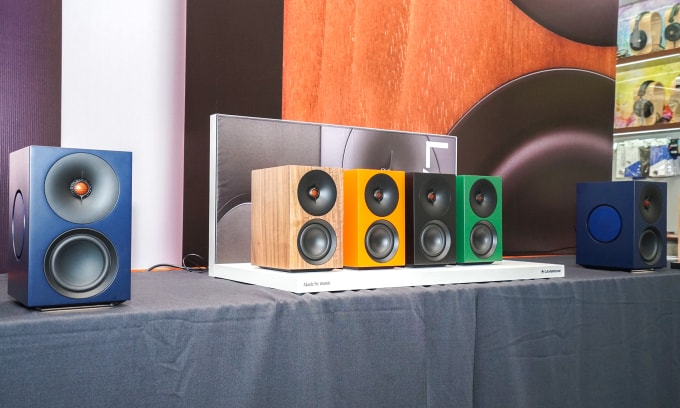 Tại sự kiện ngày 24/1, hãng âm thanh Anh Cambridge Audio đã giới thiệu tại thị trường Việt Nam ba model thuộc L/R Series với kích thước khác nhau tùy theo nhu cầu của người dùng. Điểm đặc biệt trên loa đến từ màu sắc, khi cả ba đều có tới 6 tùy chọn màu sắc, gồm đen, trắng, cam, xanh lá, xanh da trời và màu vân gỗ.