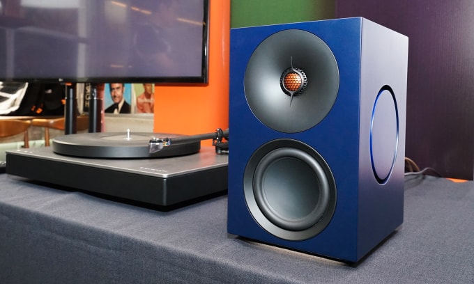 Trong khi đó, L/R M có kích thước 158 x 263 x 190 mm, tương đương một số model đang có mặt trên thị trường như Klipsch R‑50M (178 x 354 x 229 mm) hay Audio Technica AT‑SP3X (200 x 113 x145 mm). Sản phẩm được trang bị hệ thống hai loa trầm 4 inch, 2 loa tản nhiệt thụ động 4,75 inch được đặt hai bên thân, kèm tweeter tùy chỉnh 28 mm đạt tổng công suất 300 W, khá lớn so với các đối thủ cùng kích thước.