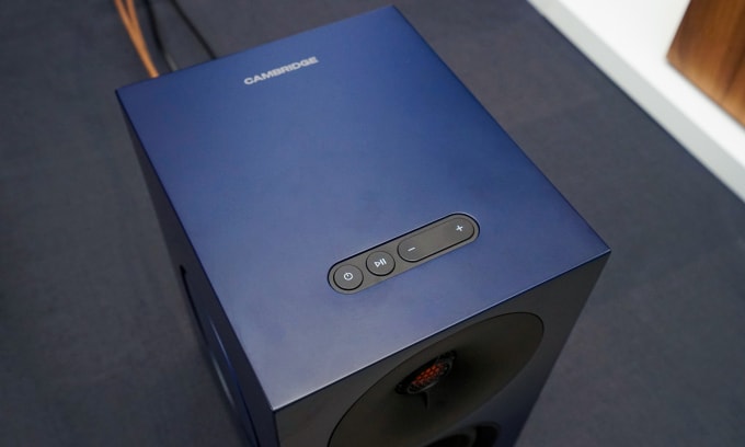 Phía trên thân loa chính cũng có các phím điều khiển nhanh, gồm phím nguồn, chơi/tạm dừng nhạc và tăng/giảm âm lượng. So với L/R S, sản phẩm có nhiều cổng kết nối hơn, gồm HDMI eARC, Bluetooth, phono MM, USB Audio, TOSLink, LAN và ngõ ra subwoofer. Đặc biệt, loa được Cambridge Audio trang bị StreamMagic thế hệ thứ 4, cho phép truyền tải nhạc số độ phân giải đến 32-bit/768kHz PCM và DSD512, cũng như tập trung nâng cao độ ổn định, tốc độ phản hồi và trải nghiệm người dùng so với các phiên bản trước.