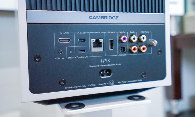 Sản phẩm cũng hỗ trợ đầy đủ các cổng kết nối tương tự L/R M cùng StreamMagic thế hệ thứ 4. So với hai model trước, L/R X hướng đến người dùng nghe nhạc chuyên nghiệp hơn, có thể kết hợp với hệ thống nguồn phát, ampli, bộ giải mã rời nếu muốn trải nghiệm chất lượng âm thanh cao hơn.