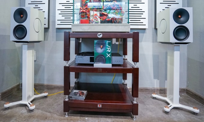 Kích thước lớn nhất trong dải sản phẩm là mẫu L/R X với kích thước 200 x 333 x 260 mm, phù hợp hơn khi sử dụng kệ. Bên trong là hệ thống hai loa trầm 5 inch, hai loa tản nhiệt thụ động 6 inch và tweeter tùy chỉnh 28 mm. Tất cả được vận hành bởi 800 W khuếch đại Class D, tương đương một mã lực cho toàn hệ thống (400W mỗi loa).