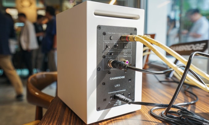 Tuy nhiên, loa được hỗ trợ khá nhiều cổng kết nối, gồm USB-C, cổng quang, cổng RCA stereo (cho đầu đĩa than) và các công tắc điều chỉnh chế độ chuyên biệt. Tuy nhiên, so với hai phiên bản còn lại, L/R S không có mặt của cổng HDMI eARC, LAN cũng như tính năng StreamMagic - trung tâm điều khiển của mọi sản phẩm Streaming từ Cambridge Audio, quản lý toàn bộ thư viện nhạc số, Internet Radio và các dịch vụ streaming như TIDAL, Qobuz, Deezer...