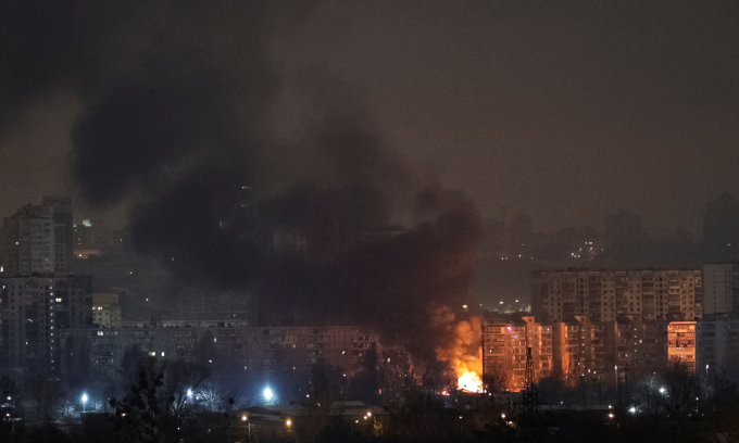 Hỏa hoạn tại Kiev sau cuộc tấn công của Nga hôm 24/1. Ảnh: Reuters