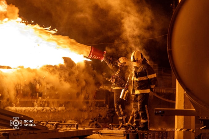 Lính cứu hoả Ukraine tại hiện trường một vụ cháy do trúng tập kích ở thủ đô Kiev ngày 24/1. Ảnh: Reuters