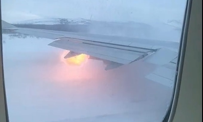 Tia lửa phát ra từ động cơ trên cánh trái của máy bay Boeing 747 thuộc Rossiya Airlines, khi cất cánh ở Magadan, ngày 22/1. Ảnh: Sun