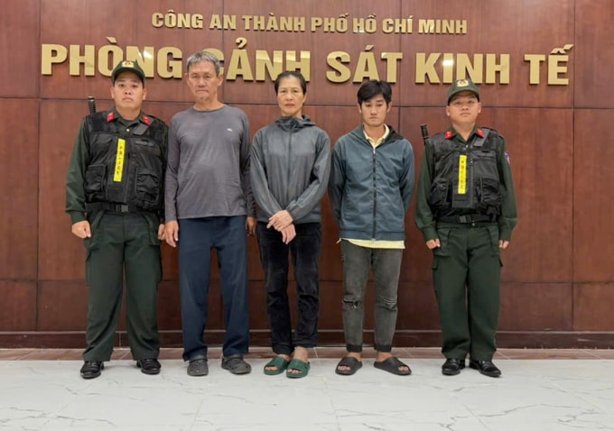 Nguyễn Duy Hiển (thừ 2, trái sang) cùng vợ và nhân viên. Ảnh: Công an TP HCM