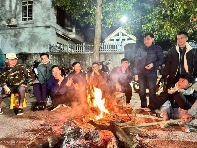 Người Hà Nội đốt sưởi chống rét, tối 23/1. Ảnh: Gia Chính