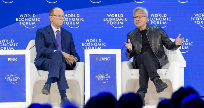 Larry Fink (trái) và Jensen Huang tại Diễn đàn Kinh tế Thế giới (WEF) diễn ra ở Davos (Thụy Sĩ) tháng 1/2026. Ảnh: WEF/Nvidia