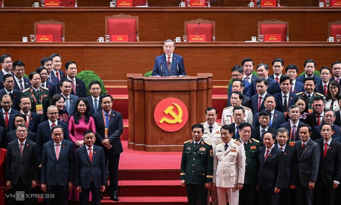 Tổng Bí thư Tô Lâm và các ủy viên Trung ương khóa XIV ra mắt đại hội. Ảnh: Giang Huy