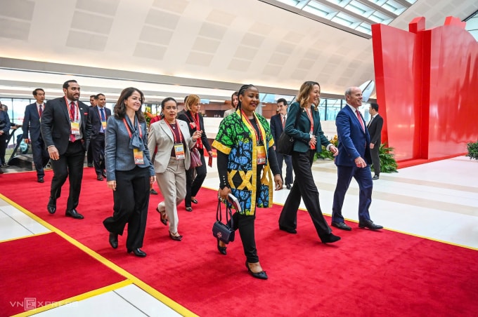 Đại biểu quốc tế đến dự phiên bế mạc Đại hội Đảng XIV. Ảnh: Giang Huy