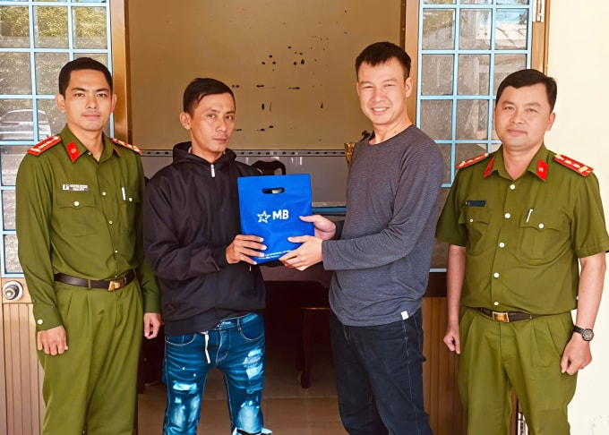 Anh Dương Minh Trung cùng cơ quan chức năng trả lại số tiền chuyển nhầm cho chủ sở hữu. Ảnh: Huy Phong