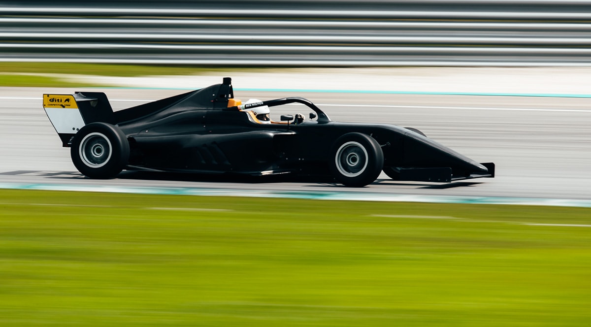 Con trai hoa khôi Thu Hương luyện tập cho giải đua F4