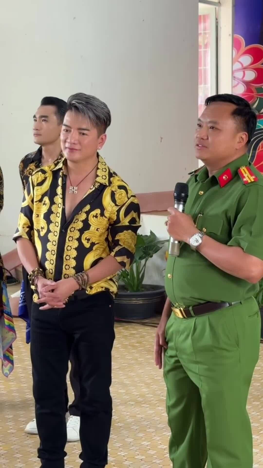 Đàm Vĩnh Hưng giao lưu với cán bộ, phạm nhân ở trại giam