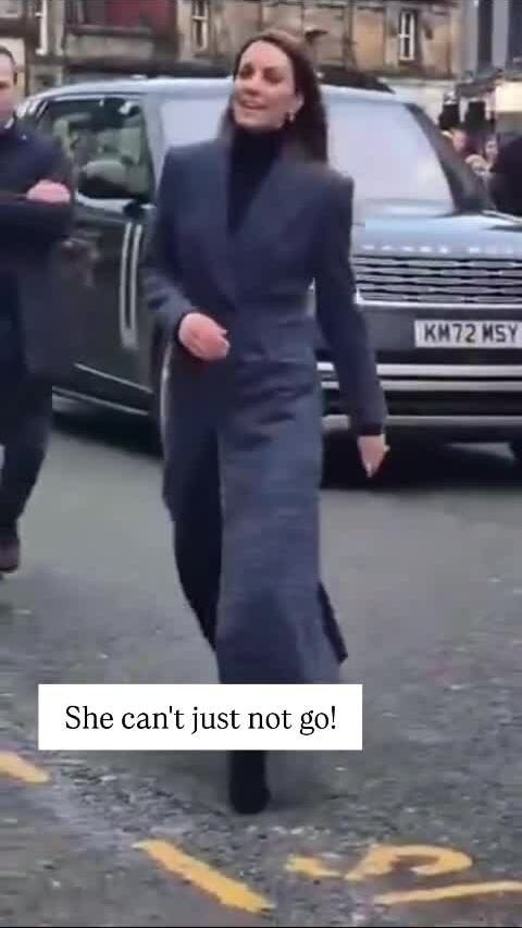 Vương phi Kate Middleton chạy đến giao lưu với người dân