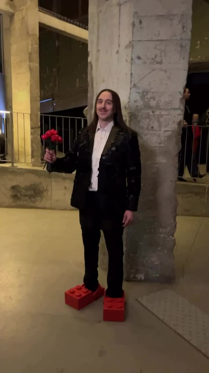 Tommy Cash mang dép Crocs gạch Lego