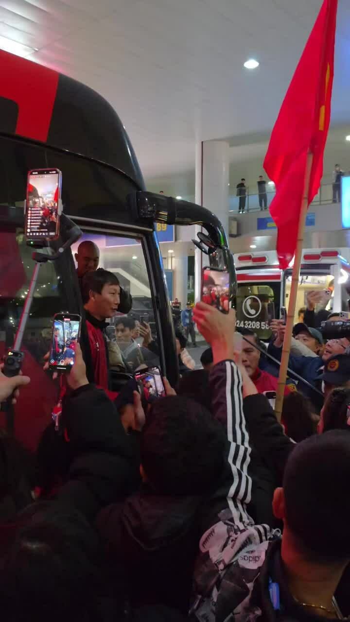 HLV Kim Sang-sik hát 'Việt Nam Hồ Chí Minh'