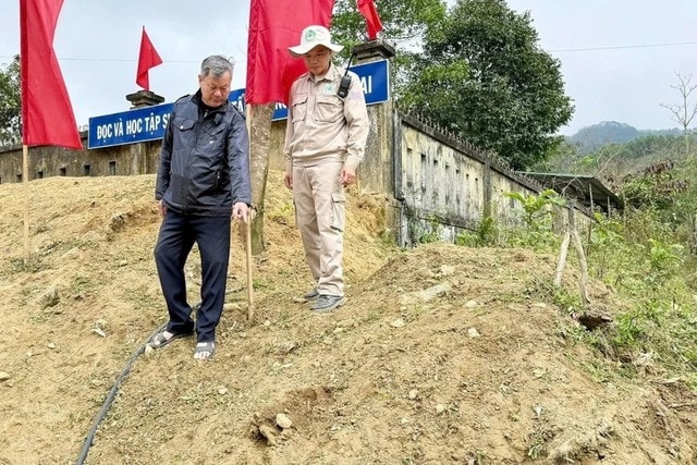 Phát hiện bom chùm trước cổng trường tiểu học - Ảnh 1.