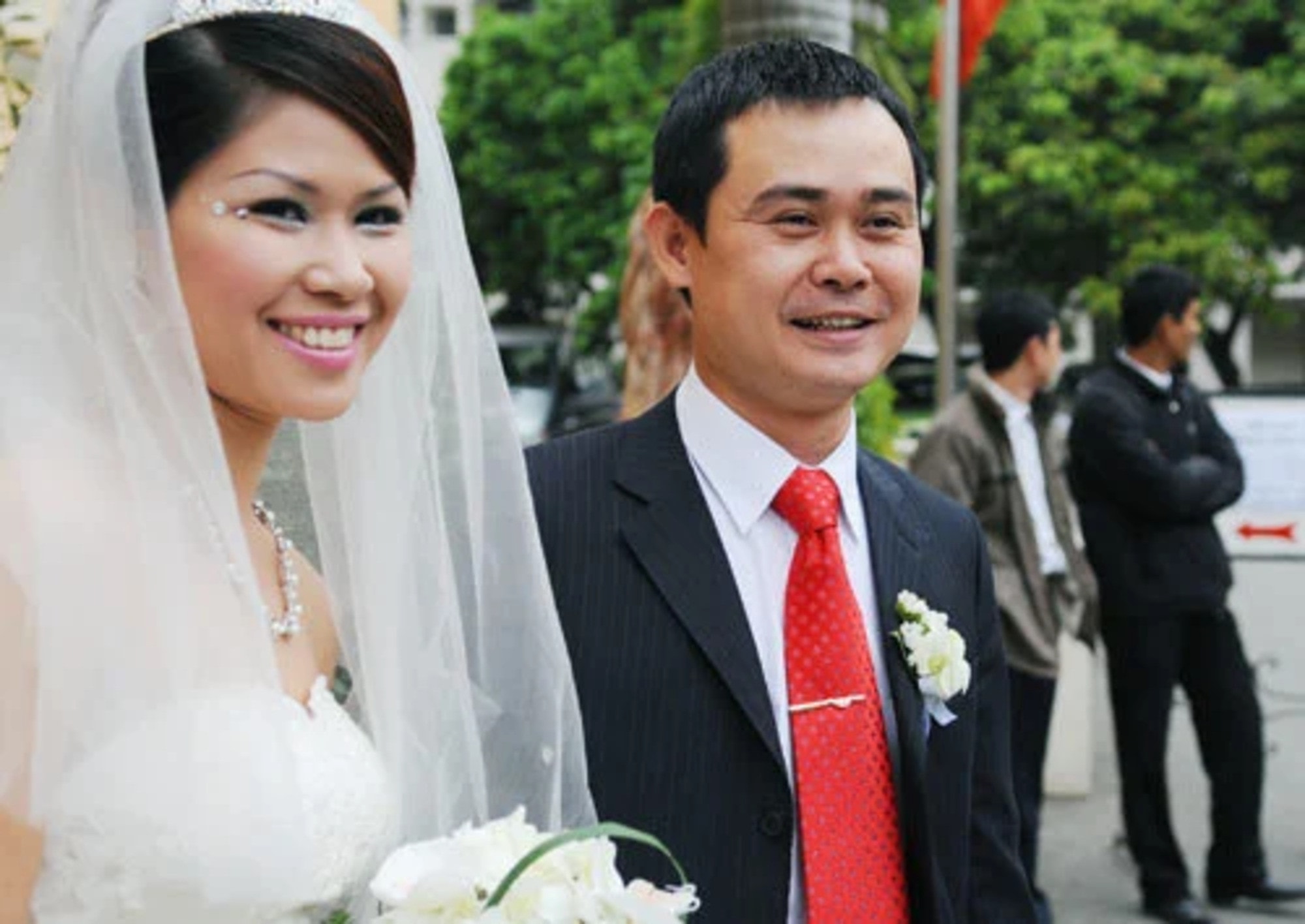 NSƯT Vĩnh Xương kết hôn muộn với bà xã Minh Nguyệt kém anh 8 tuổi.