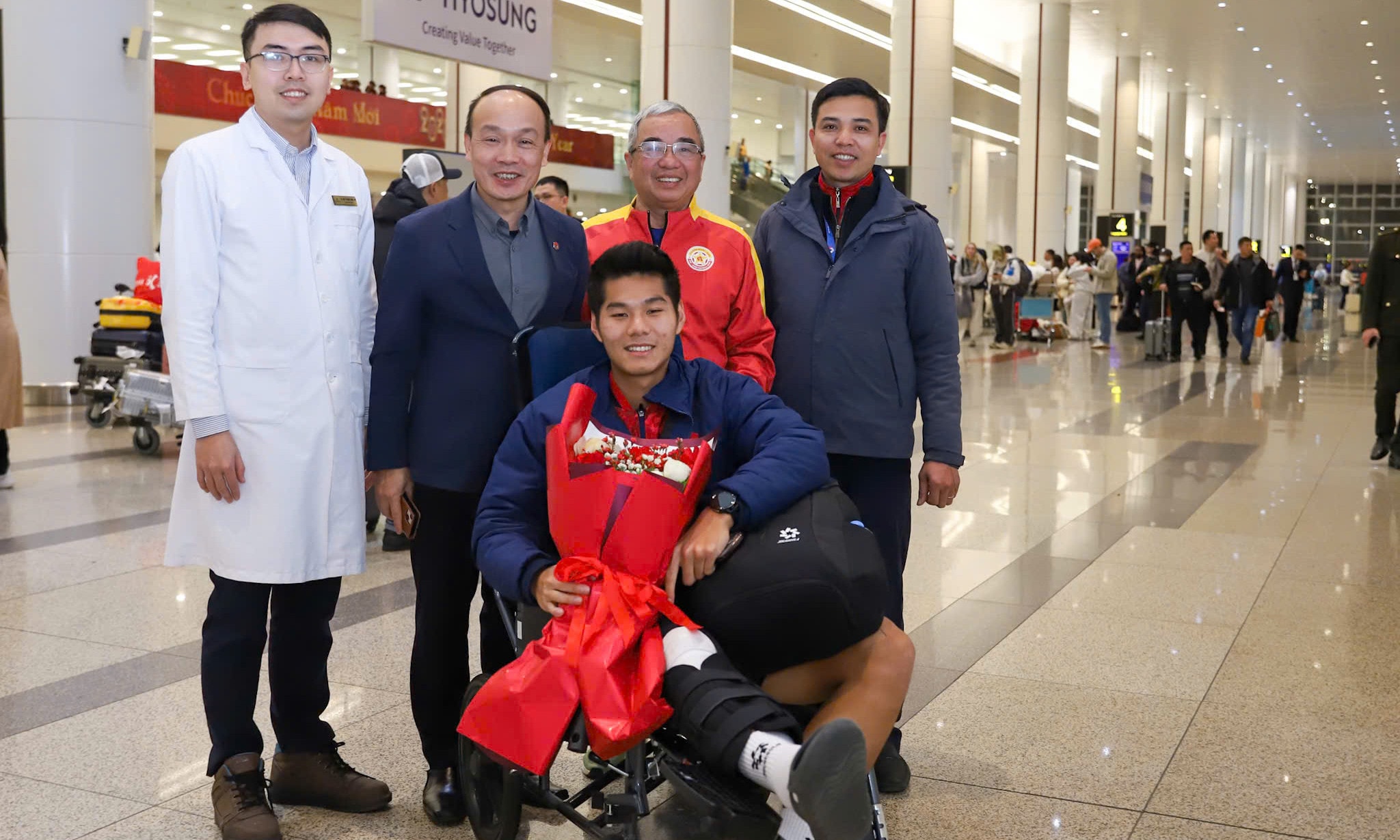 Hiểu Minh ngồi xe lăn xuống sân bay, được bác sĩ đón về thẳng bệnh viện. (Ảnh: VFF)