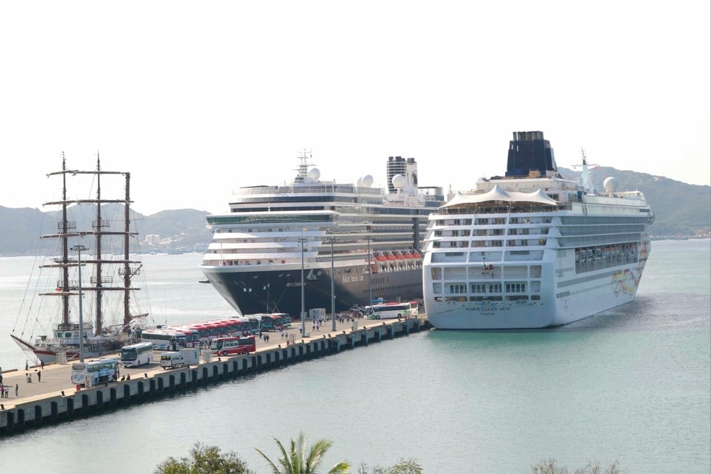 Hai siêu tàu du lịch cập cảng quốc tế Cam Ranh - 1