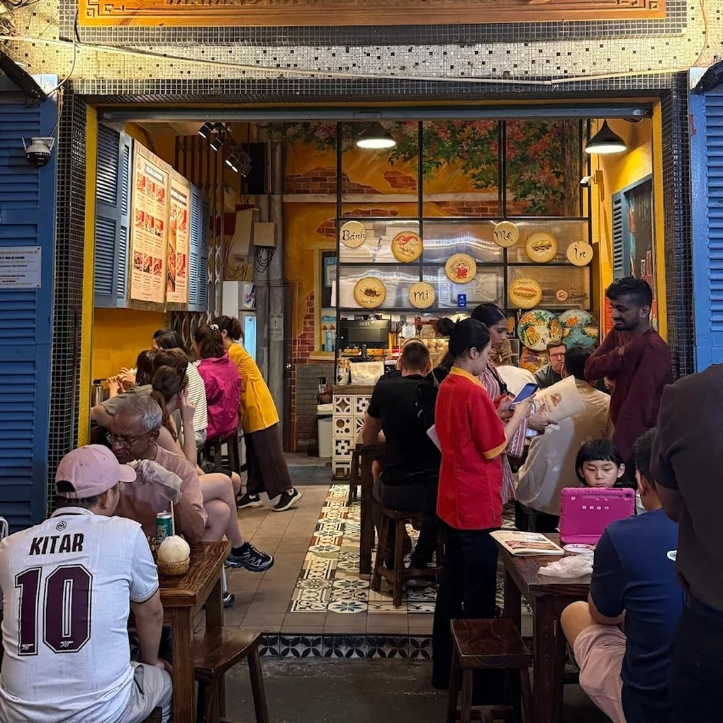 Khách Tây nói gì sau khi ăn chiếc bánh mỳ tôm hùm giá 1 triệu đồng ở TPHCM? - 1