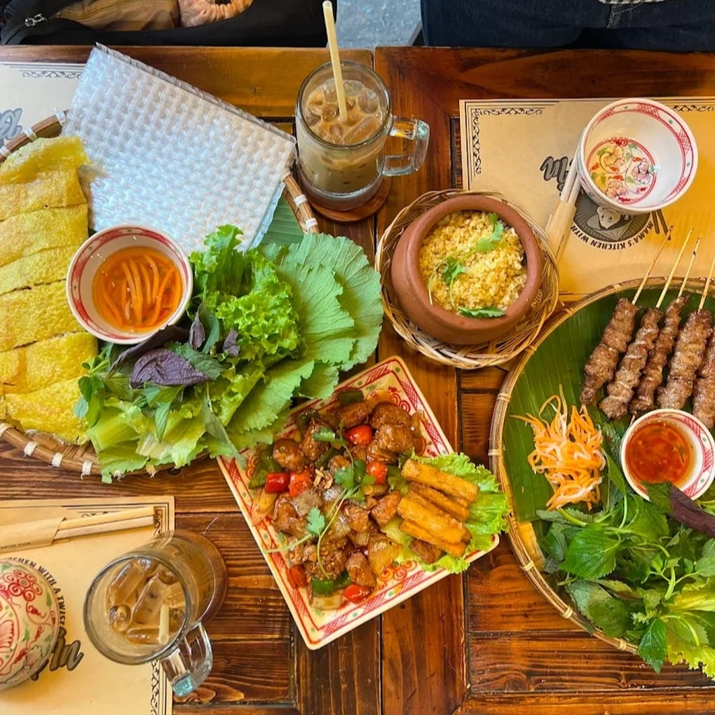 Khách Tây nói gì sau khi ăn chiếc bánh mỳ tôm hùm giá 1 triệu đồng ở TPHCM? - 3