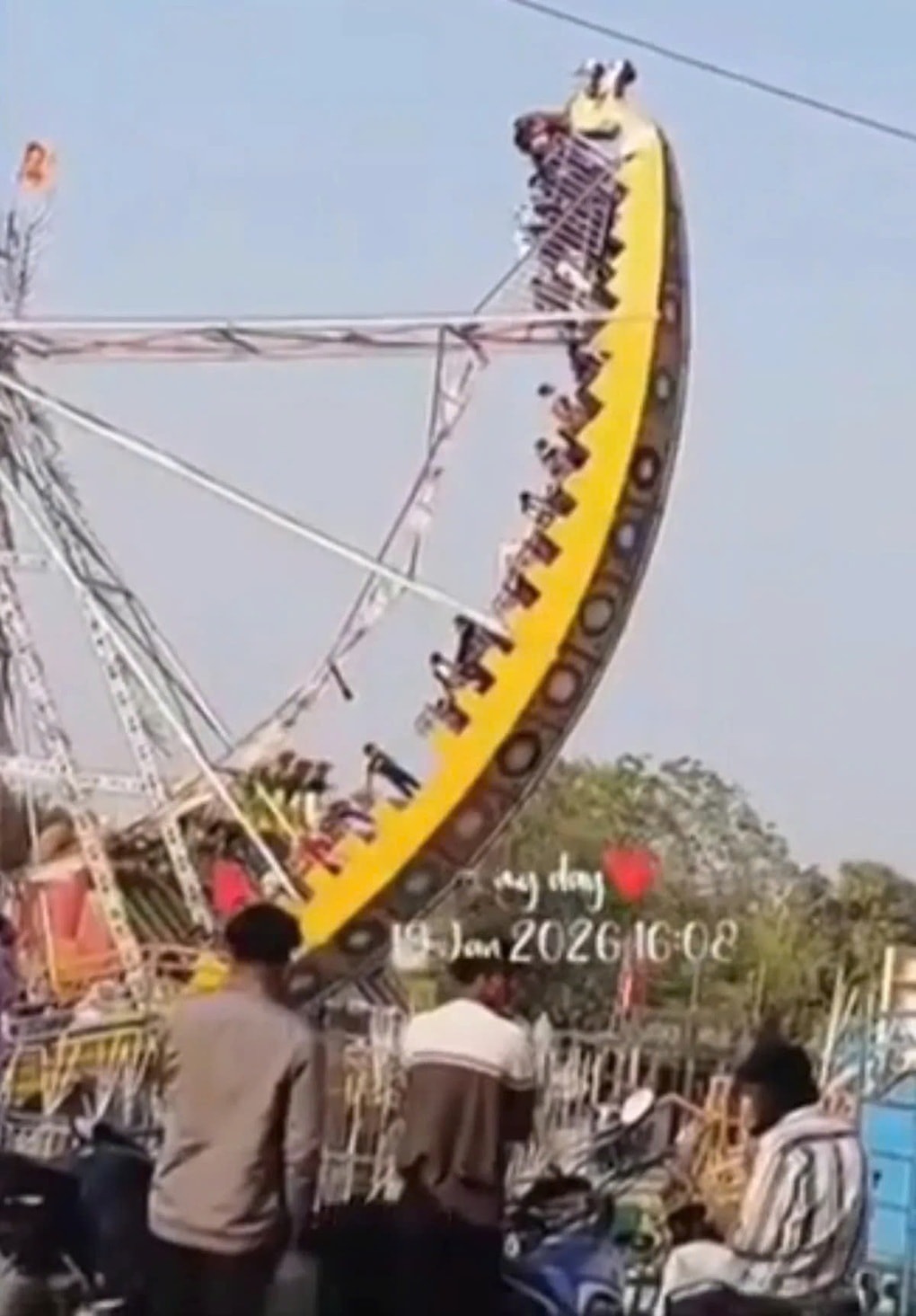 Ấn Độ: Chơi trò cảm giác mạnh ở hội chợ, 14 học sinh gặp nạn - 1 Ấn Độ: Chơi trò cảm giác mạnh ở hội chợ, 14 học sinh gặp nạn - 1