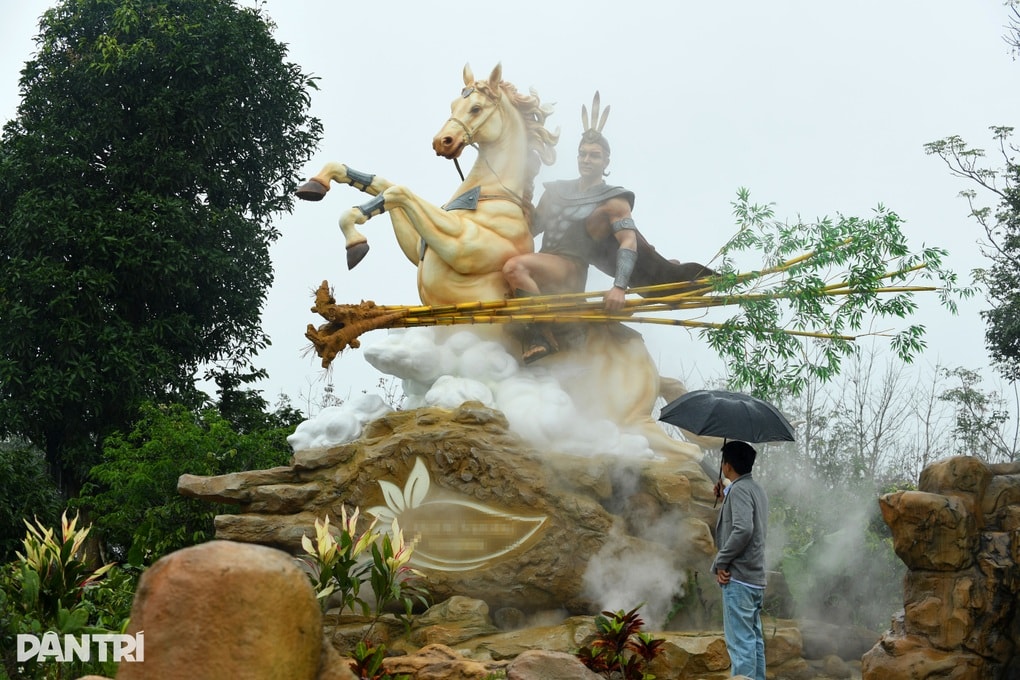 Tượng Thánh Gióng cưỡi ngựa tay cầm bụi tre gây chú ý - 1