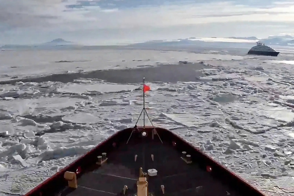 Giải cứu du thuyền chở hơn 400 người kẹt cứng ngoài khơi do nước đóng băng - 2