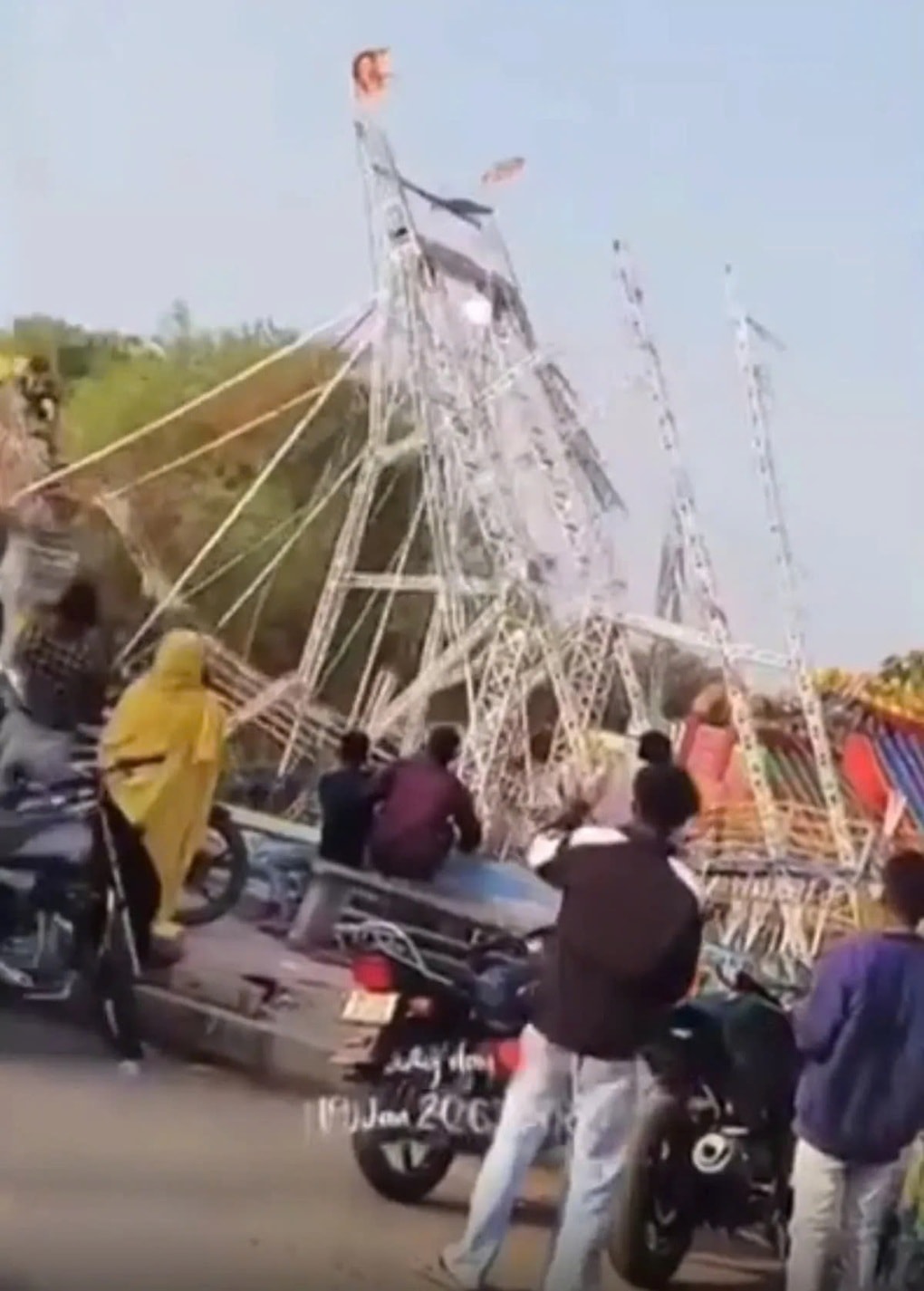 Ấn Độ: Chơi trò cảm giác mạnh ở hội chợ, 14 học sinh gặp nạn - 2 Ấn Độ: Chơi trò cảm giác mạnh ở hội chợ, 14 học sinh gặp nạn - 2