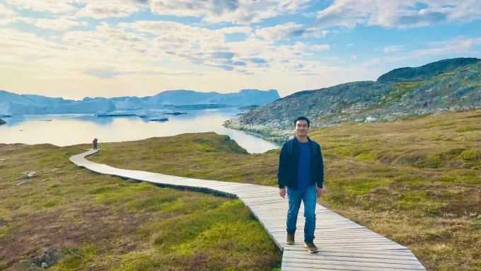 Anh Hiếu trên đảo Greenland trong chuyến đi năm 2019. Ảnh: NVCC