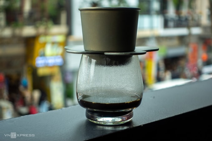 Bản mẫu - có chút khác biệt nhỏ - của chiếc phin giá hơn 26 triệu đồng. Ảnh: Tú Nguyễn