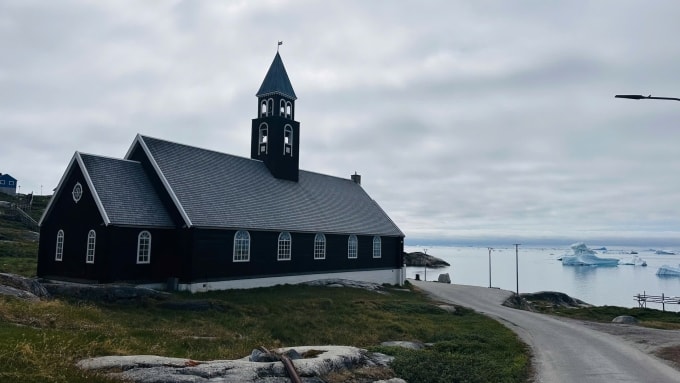 Ngôi nhà mái nhọn để tránh tuyết đọng ở thành phố Ilulissat. Ảnh: NVCC