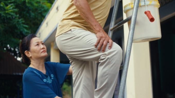 Những hoạt động tưởng chừng như đơn giản dần trở nên khó nhọc hơn với cha mẹ lớn tuổi. Ảnh: Như Quỳnh