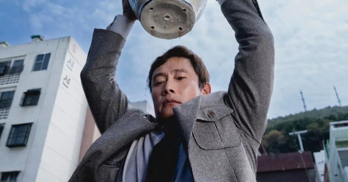 Lee Byung Hun trong phim No Other Choice. Ảnh: Neon