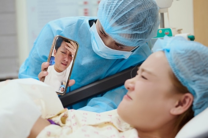 Trường Giang khóc khi không thể ở cạnh vợ lúc sinh nở do bận dự án phim Tết. Ảnh: Nhân vật cung cấp