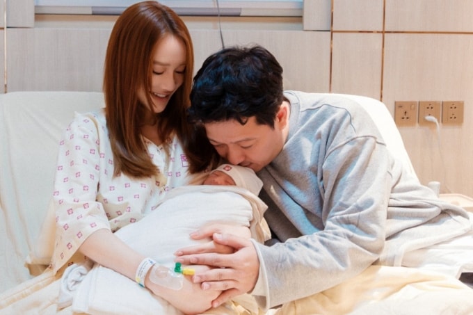 Trường Giang, Nhã Phương bên con thứ ba. Ảnh: Nhân vật cung cấp